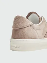 Zapatillas urbanas Moncler modelo Mónaco, color beige, confeccionadas en gamuza con detalles de cuero y logo en el lateral.
