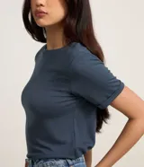 Blusa básica de cuello redondo y manga corta con detalle de dobladillo, confeccionada en tejido de viscosa con elastano.