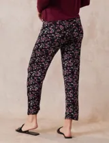 Conjunto de pijama marca René Rofé, compuesto por remera negra de manga larga con bolsillo en el pecho y pantalón largo con estampado animal print, cintura elastizada y lazo de ajuste.