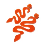 Aros colgantes plateados con forma de serpiente.