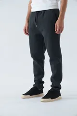 Pantalón deportivo de invierno, corte clásico con bolsillos laterales y cintura elástica con cordón ajustable. Presenta logo estampado y detalle en goma.