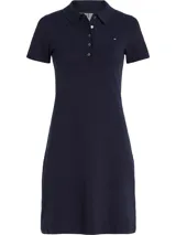 Vestido azul marino de corte slim, tipo chomba, con cuello polo, cartera de cinco botones y logo de Tommy Hilfiger bordado en el pecho.