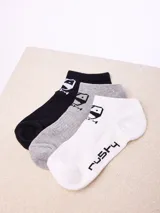 Pack de tres pares de medias cortas marca Rusty, en colores negro, gris y blanco. Presentan el logo de la marca estampado en el empeine y en la parte superior.