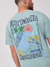 Remera negra de algodón con corte oversize y estampado frontal pequeño en blanco con el texto "Rusty Manira".