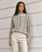 Camisa de manga larga con diseño a rayas verticales en tonos beige y azul, y cuello babero de encaje blanco.