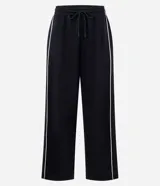Pantalón de corte recto color negro con tiras laterales blancas en contraste. Cuenta con cintura elástica y cordón ajustable.