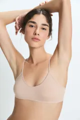 Top deportivo de diseño minimalista, sin costuras, con escote en V y breteles finos. Confeccionado en tejido elástico de tacto suave.