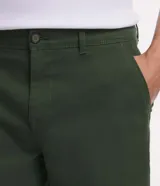 Bermuda masculina de sarga color rosa, corte slim, con bolsillos laterales y cierre con botón y cremallera.