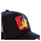 Gorra tipo trucker color negro con panel frontal de algodón y parte trasera de malla. Presenta un parche cuadrado bordado en el frente con la imagen del Pato Lucas y el nombre Daffy.