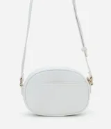 Cartera tipo camera bag pequeña, color marrón camel, de forma ovalada con superficie texturizada. Cuenta con correa ajustable larga, cierre principal con cremallera dorada y un pequeño bolsillo frontal con cremallera.