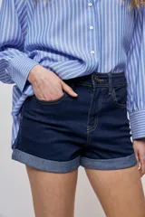 Short de denim color negro con dobladillo fijo, bolsillos delanteros y traseros, de corte clásico.