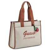 Cartera tipo tote bag Guess modelo Jackie, confeccionada en algodón color beige con detalles y asas en marrón. Cuenta con el logotipo de la marca bordado en el frente y un charm colgante en forma de cereza con un pequeño candado dorado.