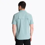 Camisa celeste de manga corta con dos bolsillos frontales con botón y logo de la marca bordado en el pecho.