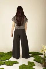 Pantalón de vestir color beige, de corte palazzo y tiro alto.