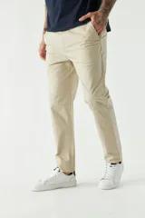 Pantalón chino clásico color ladrillo, de corte slim, con presillas para cinturón.