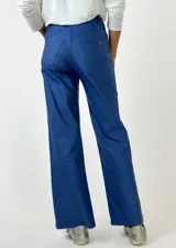 Pantalón de cuero marrón, de corte recto con abertura en el ruedo.