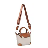 Cartera tipo bandolera de diseño compacto, confeccionada en poliéster negro con detalles en cuero sintético color suela. Cuenta con solapa frontal, doble asa superior, correa larga ajustable y extraíble, y cierre principal.