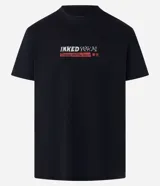 Remera negra de algodón con estampa en la espalda de un edificio de estilo japonés con un dragón enrollado y la inscripción "Inked Yokai".