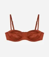 Top de bikini color ladrillo, de microfibra brillante, con corte media taza y breteles ajustables.