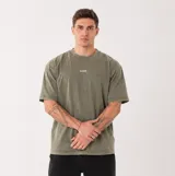 Remera de algodón 100% premium con efecto lavado a la piedra, de corte oversize y diseño unisex. Presenta cuello redondo y pequeño bordado frontal con el texto "GAINS.".