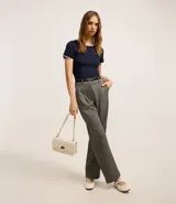 Top de manga corta ajustado al cuerpo, color marrón oscuro, con cuello redondo y bordes festoneados en color crema o beige claro.