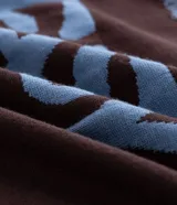 Suéter de punto en jacquard color bordó con diseño de cuello polo y cierre frontal parcial. Presenta estampado frontal con la palabra 'EASY' y la frase 'plans being' en color celeste, además de un pequeño logo bordado. Posee mangas largas con puños acanalados y un corte holgado.