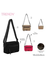 Bandolera fucsia con correa larga negra ajustable, bolsillo frontal con cierre y logo de la marca en la parte inferior.