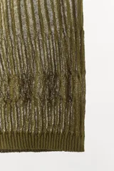 Shorts semitransparentes de tejido de punto fino, con tiro medio y cintura elástica. Presenta un diseño con textura y frunces.