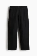 Pantalón cargo de lona de algodón con bolsillos laterales con solapa, bolsillos al bies y bolsillos traseros. Presenta pliegues en las rodillas y cierre con botón.