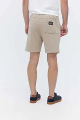 Short de algodón color beige, de diseño liso con cintura elastizada y cordón ajustable.