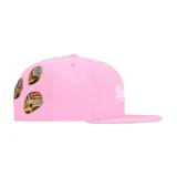 Gorra tipo cap de seis paneles en color rosa, con el logo de Supreme bordado en el frente y el logo de New Era en el lateral.