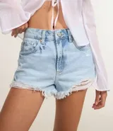 Short de jeans de mujer, modelo slim fit, color celeste claro con efecto desgastado y terminación deshilachada en el ruedo. Presenta tiro alto, trabillas para cinturón y cierre frontal tradicional.
