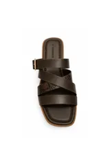 Sandalias bajas Paddock modelo Barim, de color beige con tiras cruzadas en la parte frontal y una tira ajustable con hebilla metálica dorada en el empeine.