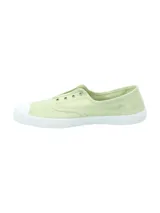 Zapatilla tipo alpargata de algodón orgánico color verde menta, con puntera reforzada de goma blanca y suela de caucho natural. Presenta un diseño slip-on con elásticos laterales y ojales decorativos.