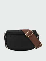 Bandolera Longchamp modelo Épure Timeless, color negro con correa de hombro ajustable de lona marrón. Presenta solapa con cierre de botón metálico dorado grabado y detalle del logo en relieve.
