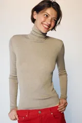 Jersey de punto con lana, color celeste, de cuello subido y manga larga, con diseño ajustado al cuerpo.