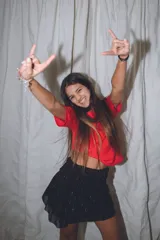 Remera verde de algodón de manga corta con aplique de alas doradas en el pecho.