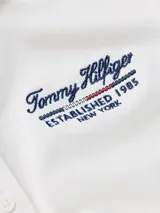 Chomba blanca de piqué de algodón elástico con corte slim, cuello clásico, cartera de cuatro botones y logo bordado en el pecho y en la manga.