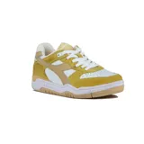 Championes Diadora modelo Vintage B.560 de caña baja, con diseño retro en tonos mostaza, blanco y tostado. Confeccionados en una combinación de cuero y gamuza, cuentan con perforaciones en la puntera para mayor transpirabilidad, cordones blancos y suela de goma estructurada.