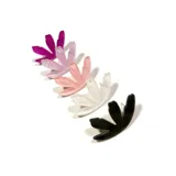 Par de aros con forma de flor de acrílico en diferentes colores: fucsia, lila, rosa, blanco y negro.