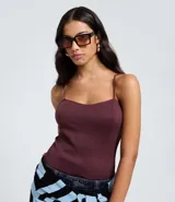 Body femenino de microfibra seamless, color vino tinto, con escote corazón y breteles finos. Presenta un tejido acanalado con costuras internas en forma de chevron en el busto.