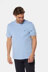 Remera básica de algodón color azul marino, de manga corta, con cuello redondo y logo bordado en el frente.