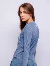 Remera de manga larga confeccionada en tela tipo waffle, con cuello redondo y estampa desgastada en el frente.