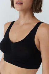 Soutien blanco de microfibra sin costuras, con breteles anchos y espalda entera.