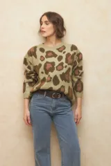 Sweater de punto color verde claro con estampado animal print en tonos marrones.