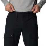 Pantalón cargo de corte recto, color negro, con bolsillos laterales con cierre a presión y bolsillos traseros. Presenta un diseño versátil con asiento reforzado y tejido elástico.