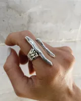 Anillo de plata 925 con diseño abstracto y alargado. Pieza realizada a mano en taller con metales nobles.