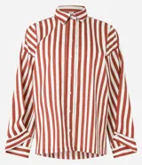 Camisa de tricolina Marfinno a rayas en color bordó y blanco, con cuello con solapa, cierre frontal de botones y mangas largas holgadas.