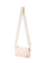 Bandolera compacta color beige claro, con diseño matelassé de rombos y herrajes metálicos dorados. Cuenta con cierre superior de cremallera y correa larga regulable y desmontable con inscripciones.