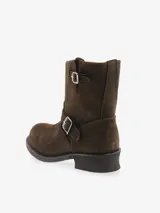 Bota corta de cuero marrón oscuro, estilo biker, con caña media y hebillas metálicas decorativas en el cuello y sobre el empeine. Posee un taco bajo y suela gruesa.